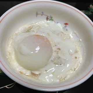 温泉卵と玉ねぎの豆乳ヨーグルトサラダ